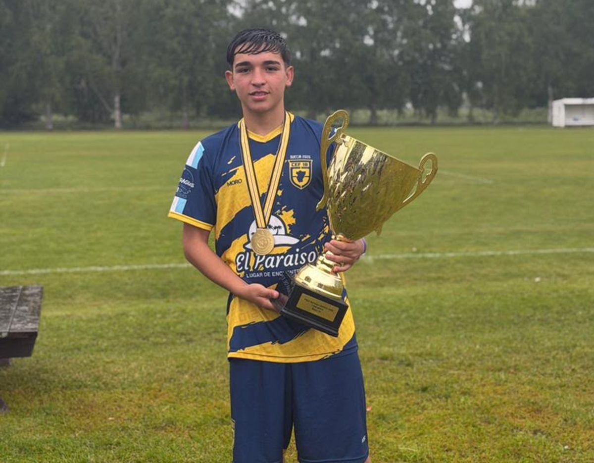 GOLEADOR. El goleador Eric de la Rosa levanta el trofeo en Suecia.