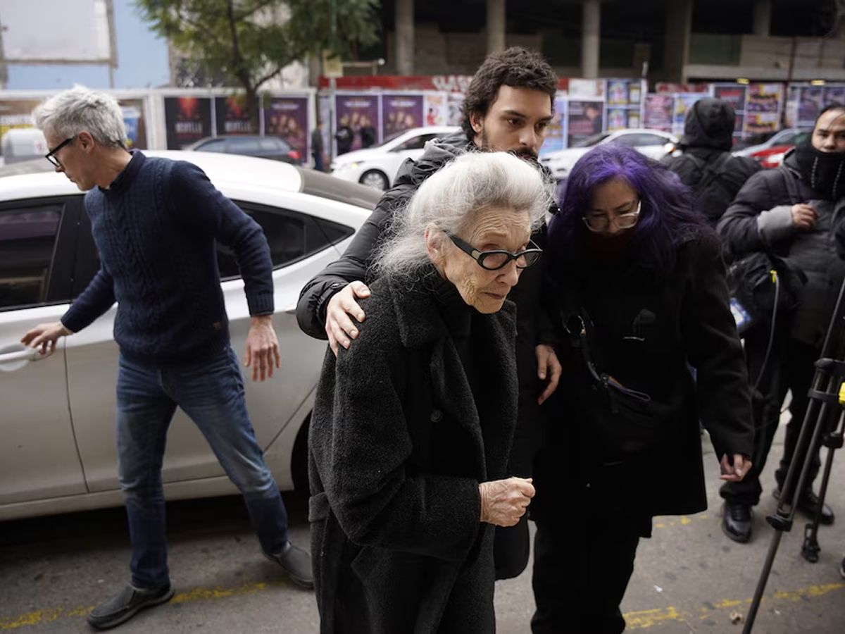 La mamá de Ernestina Pais llegando a velorio.
