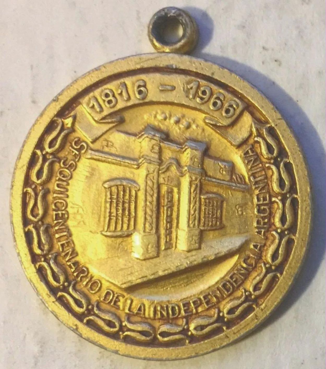 Recuerdos fotográficos: 1966. Nasif Estéfano busca una medalla del sesquicentenario