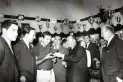 Recuerdos fotográficos: 1966. Nasif Estéfano busca una medalla del sesquicentenario