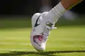 Jannik Sinner sufrió una caída, terminó con el pie ensangrentado y ganó en su debut en Wimbledon