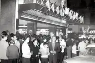 Recuerdos fotográficos: 1966. Nasif Estéfano busca una medalla del sesquicentenario