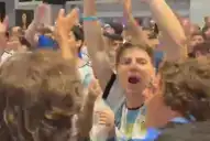 “Perdió la billetera”: el insólito método de la hinchada argentina para ayudar a un joven a la salida del estadio