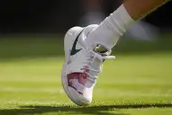Jannik Sinner sufrió una caída, terminó con el pie ensangrentado y ganó en su debut en Wimbledon