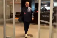 Video: Bielsa regresó a Montevideo tras la eliminación de Uruguay en el Mundial 2026 y no lo saludó nadie en el aeropuerto