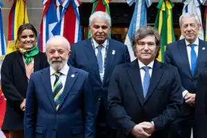 Milei suspende su viaje a la cumbre del Mercosur para enfocarse en la reorganización de su gobierno