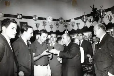 Recuerdos fotográficos: 1966. Nasif Estéfano busca una medalla del sesquicentenario