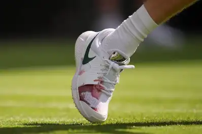 Jannik Sinner sufrió una caída, terminó con el pie ensangrentado y ganó en su debut en Wimbledon