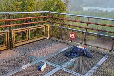 Intensa búsqueda en las Cataratas de Iguazú: un turista desapareció tras dejar sus objetos personales en una pasarela