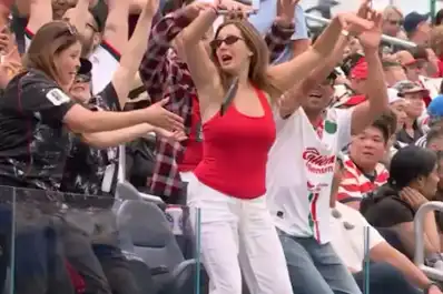 Video: se sumó a la ola durante el triunfo de Canadá y protagonizó uno de los bloopers del Mundial