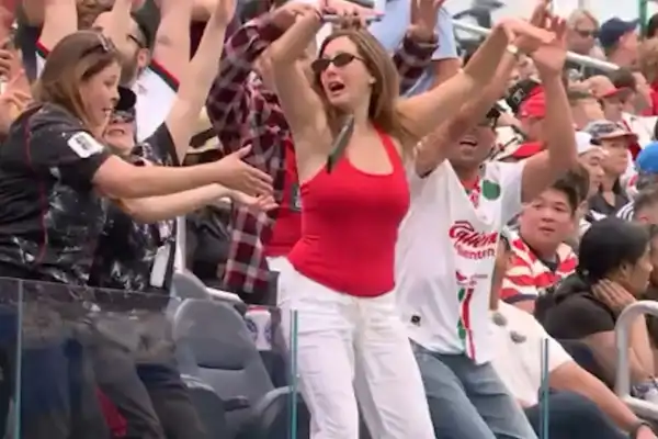 Video: se sumó a la ola durante el triunfo de Canadá y protagonizó uno de los bloopers del Mundial
