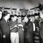 Recuerdos fotográficos: 1966. Nasif Estéfano busca una medalla del sesquicentenario