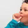 Chuparse el dedo: el mecanismo de control de estrés de los niños y cuándo preocuparse