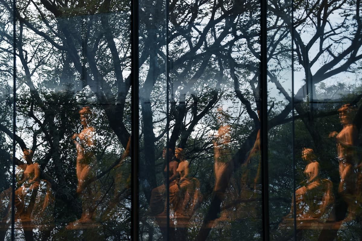 COMO QUERÍA PELLI. Las esculturas parecen erguirse en el jardín