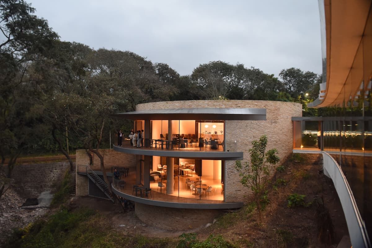 EN COMUNIÓN CON EL PAISAJE. El edificio se construyó sin alterar el terreno, dominado por una pequeña quebrada. Esto realza la calidad del diseño.
