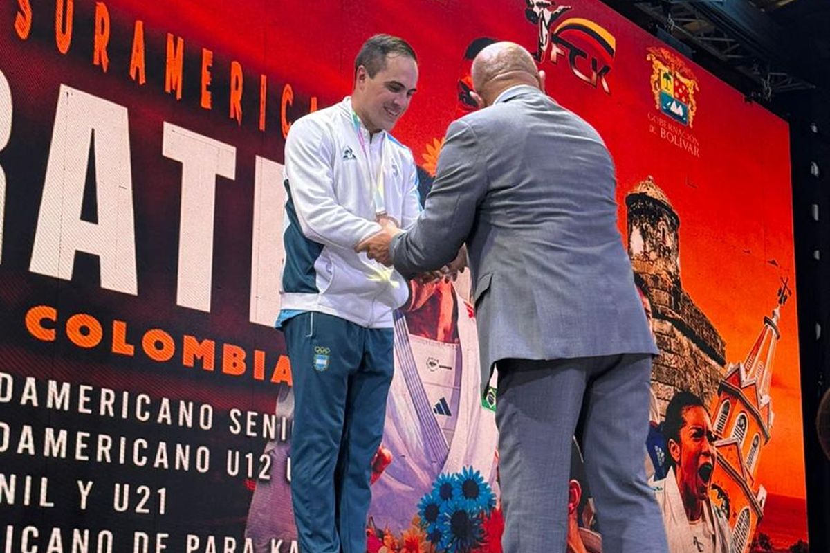RECONOCIMIENTO. Gonzalo Navarro recibe una de las medallas que obtuvo en el Campeonato Sudamericano disputado en Colombia.