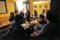 El inglés salió del aula: se lo practica entre meriendas, vinos y grupos