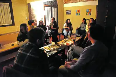 El inglés salió del aula: se lo practica entre meriendas, vinos y grupos