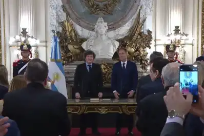 Con Adorni presente, Santilli asumió como jefe de Gabinete