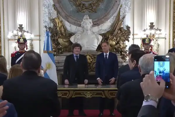 Con Adorni presente, Santilli asumió como jefe de Gabinete