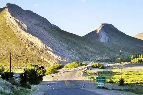 Dónde queda el pueblo argentino de 200 habitantes con uno de los paisajes más increíbles del planeta