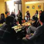 El inglés salió del aula: se lo practica entre meriendas, vinos y grupos