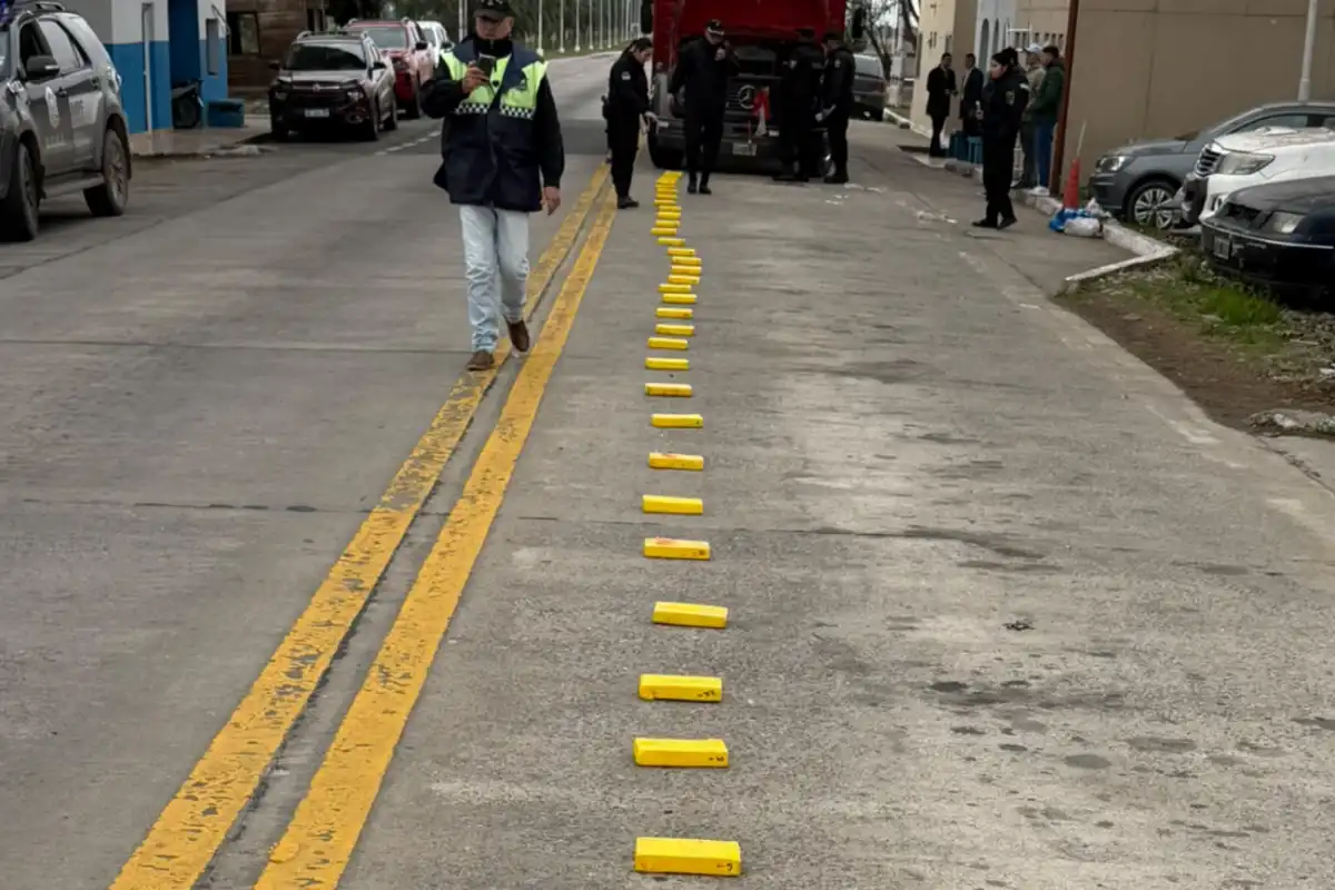 Llevaba 37 kilos de cocaína ocultos en el motor de un camión y lo descubrió la Policía en Tucumán