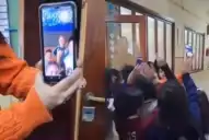 La emoción de un grupo de alumnos al hablar por videollamada con jugadores de la Selección argentina