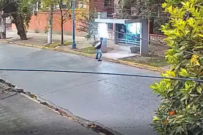 Imputan a un hombre por destruir una parada de colectivos en San Miguel de Tucumán