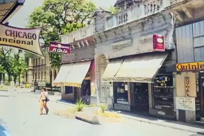 Recuerdos fotográficos: Cuando San Martín al 500 fue peatonal y en los canteros alguien sembró plantas de marihuana