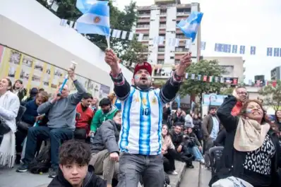 Argentina juega con Cabo Verde: cómo funcionan el comercio, las clases, los colectivos y la salud en Tucumán