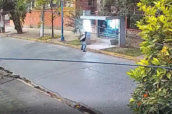 Imputan a un hombre por destruir una parada de colectivos en San Miguel de Tucumán