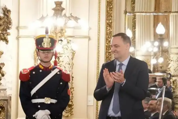 Nuevos audios acorralan la defensa de Adorni
