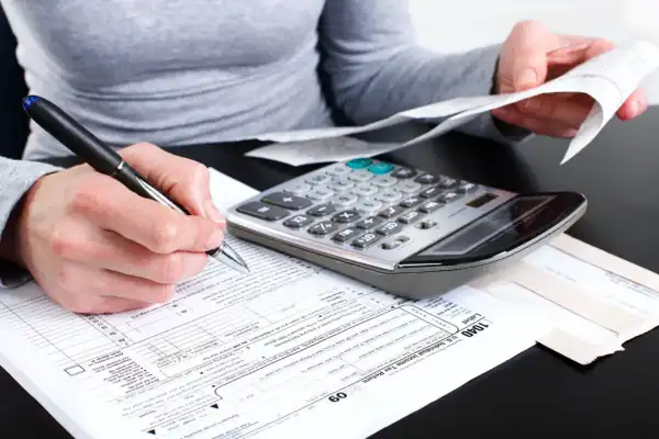 ¿Cuántos minutos del día laboral se destinan a pagar impuestos?