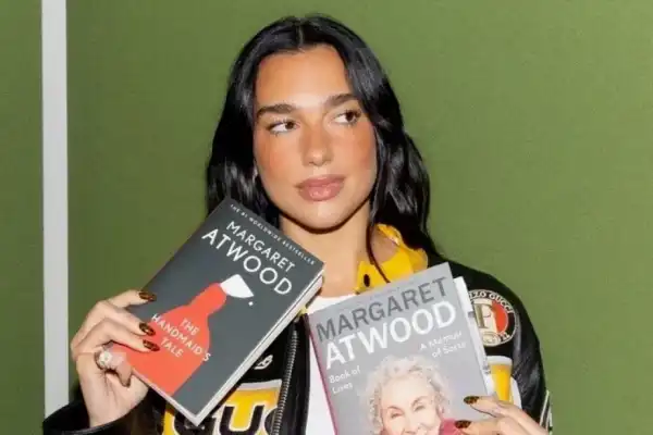 Dua Lipa inauguró una biblioteca en Portugal con libros que desafían al poder y la censura