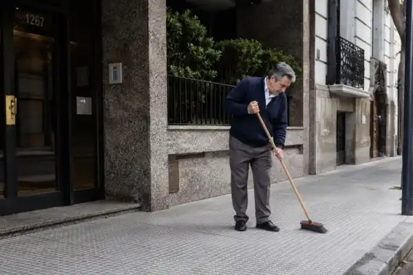 Cuánto cobra un encargado de edificio en agosto de 2026 y cuánto representa su sueldo en las expensas