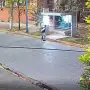 Imputan a un hombre por destruir una parada de colectivos en San Miguel de Tucumán