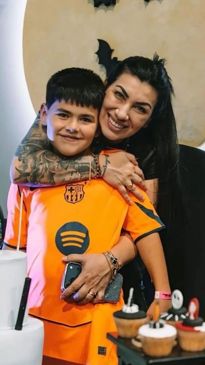 Bárbara junto a uno de los hijos de Leandro Paredes