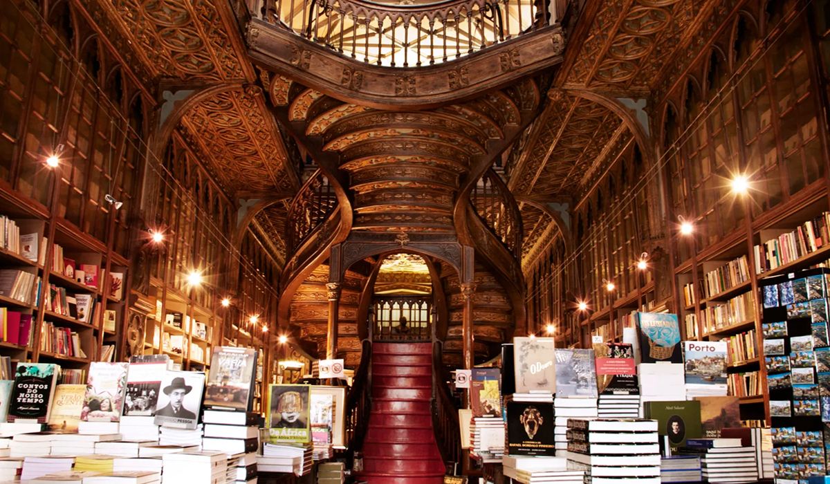 BIBLIOTECA MANIFIESTO. Tras el éxito de su club de lectura, Dua Lipa abre una biblioteca de libros censurados en Oporto.