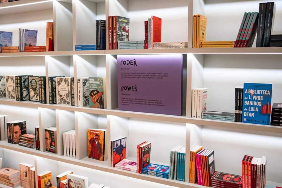 BIBLIOTECA. Reúne 100 títulos contemporáneos organizados en torno a cuatro grandes ejes: poder, control, voz y memoria. 