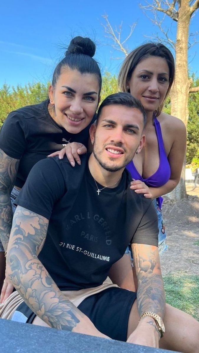 Leandro Paredes junto a sus hermanas