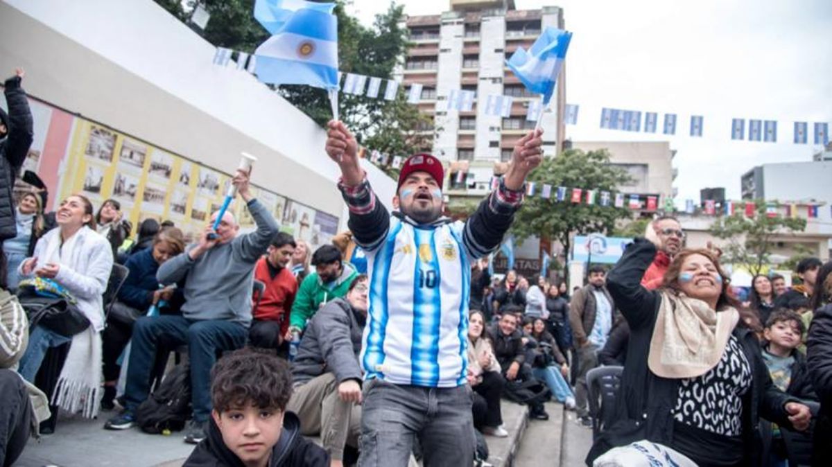 Argentina juega con Cabo Verde: cómo funcionan el comercio, las clases, los colectivos y la salud en Tucumán