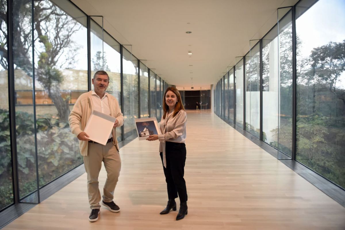 UN OBSEQUIO DE LA GACETA. Victoria Martínez Facio recibió el libro
