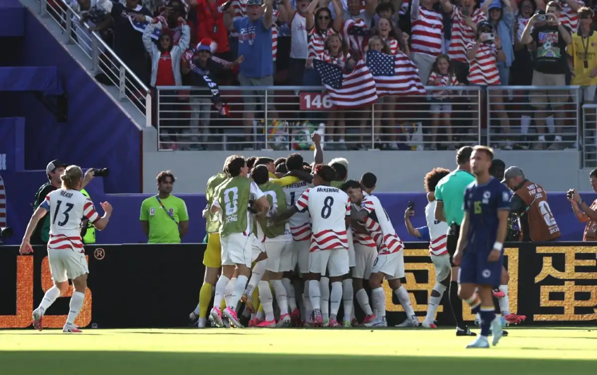 FESTEJO. Los futbolistas de Estados Unidos celebran uno de los goles que le marcaron a Bosnia y Herzegovina en San Francisco en el triunfo por 2 a 0. El lunes, por los octavos de final, enfrentará a Bélgica.