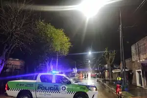 Un motociclista de 19 años murió en Bella Vista tras chocar contra una camioneta estacionada