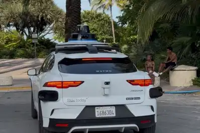 Autos que circulan sin chofer: así funciona el servicio que sorprende a los argentinos en Miami