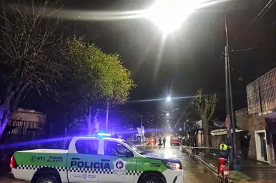 Un motociclista de 19 años murió en Bella Vista tras chocar contra una camioneta estacionada