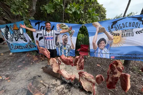LA GACETA, en Miami: improvisó un fogón a metros de una playa para llevar el asado argentino al Mundial