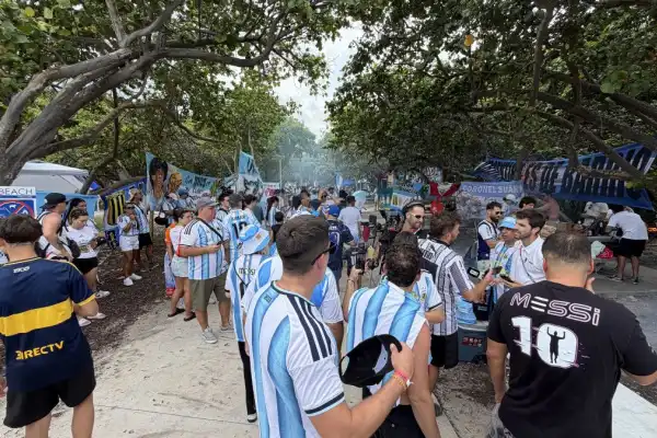 LA GACETA, en Miami: con asado y choripanes, miles de hinchas argentinos coparon North Beach en el banderazo