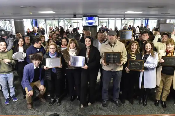 La Legislatura homenajeó a las sandwicherías históricas de Tucumán por su aporte a la identidad provincial